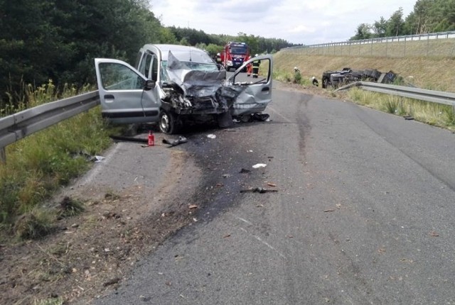 O wypadku poinformowali nas Czytelnicy. Tę informację potwierdza lubuska policja. - Na drodze k3, niedaleko zajazdu na Ściechówek doszło do czołowego zderzenia, w wyniku którego śmierć poniósł jeden z kierowców - powiedział nam sierż. szt. Maciej Kimet.Zderzyły się dwa samochody: ciężarówka marki scania z naczepą wioząca drewno oraz renault kangoo. Ciężarówka jechała w kierunku Myśliborza, natomiast kierowca kangoo w kierunku Gorzowa. Zginął kierowca renault.- Ze wstępnych ustaleń wynika, że kierowca renault kangoo z niewiadomych przyczyn zjechał na przeciwległy pas ruchu - mówi sierż. sztab. Kimet.Kierowca ciężarówki nie odniósł poważnych obrażeń. Pracujący na miejscu zdarzenia policjanci sprawdzili też trzeźwość kierowcy ciężarówki. Mężczyzna był trzeźwy.Droga jest obecnie zablokowana. Na miejscu pracują policjanci oraz prokurator. WIDEO: Eksperyment pokazujący jak wygląda wypadek na przejeździe kolejowych. Pociąg uderzył w samochód osobowy.