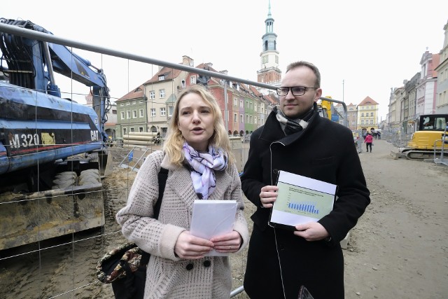 31 marca radni Mateusz Rozmiarek i Klaudia Strzelecka zorganizowali konferencję prasową na rozkopanym Starym Rynku.