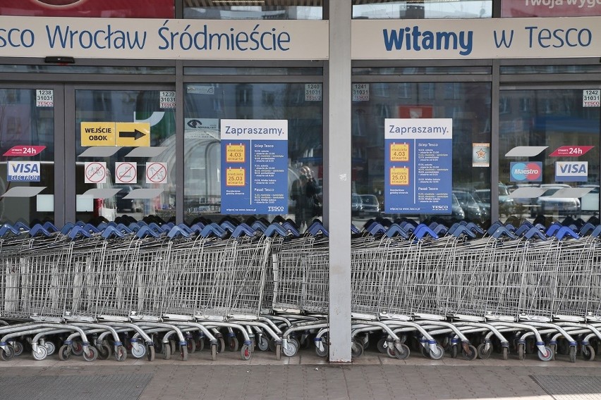 Barykada z wózków sklepowych przed Tesco. Klienci chcieli zrobić zakupy [ZDJĘCIA]