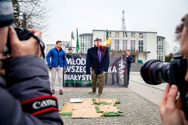 Młodzież Wszechpolska twierdzi, że spalenie kukły z wizerunkiem Ryszarda Petru było formą powitania wiosny.