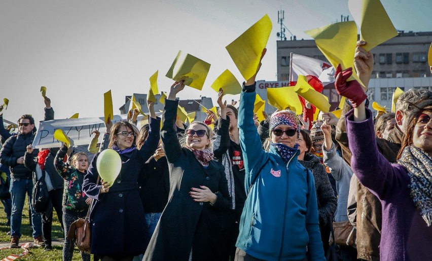 Uczniowie trójmiejskich szkół wyrazili solidarność z protestującymi nauczycielami, tworząc w Gdańsku symboliczny "wykrzyknik poparcia"