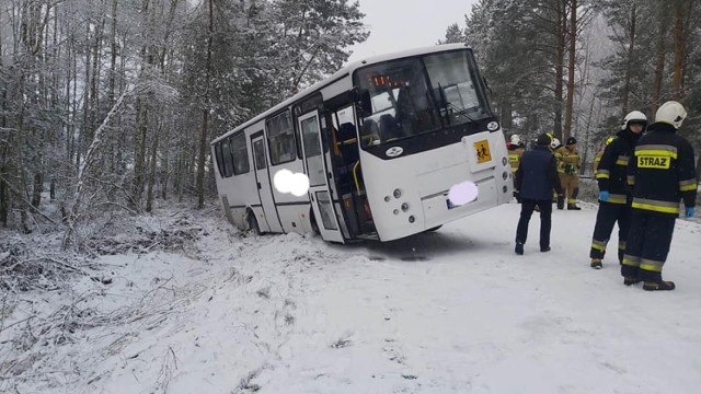 Kierowca miał nie dostosować prędkości do panujących warunków, przez co na łuku wypadł z drogi i wjechał do rowu.