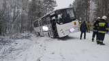 Autobus wpadł w poślizg i wjechał do rowu. W pojeździe były dzieci