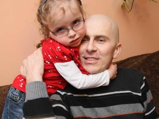 Rafał Janus ma dopiero 35 lat, wspaniałą córeczkę Oliwkę i całe życie przed sobą. Pomóżmy mu wygrać z nowotworem złośliwym.