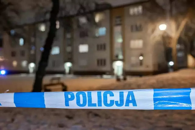 Tragiczny finał awantury domowej przy ulicy Pestalozziego w Bydgoszczy. Służby w jednym z mieszkań odkryły ciała dwóch młodych mężczyzn.