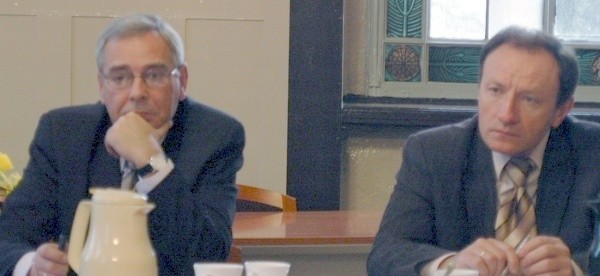 Burmistrz Sylwester Lewicki (z prawej) winą za fiasko budowy obwodnicy oskarżył... dziennikarza.