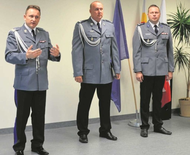 Podinsp. Tomasz Drożdżak (w środku) będzie kierował pracą miechowskich policjantów