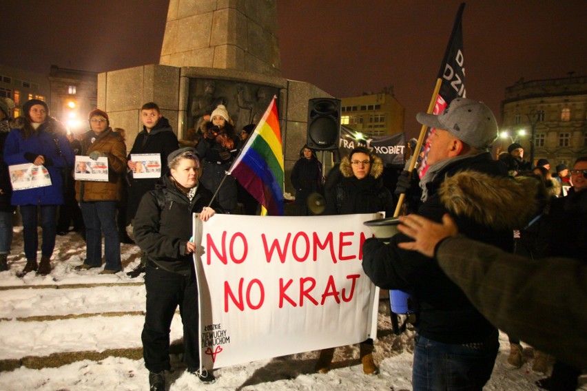 Manifestacja w obronie praw kobiet na Placu Wolności. Protest zgromadził około 500 osób [zdjęcia]