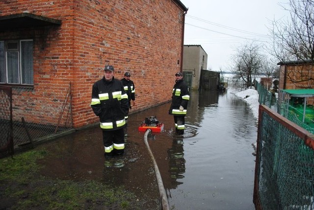 Strażacy pompują są w Wierzchucinie od soboty