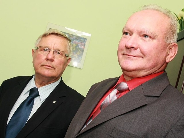 Ryszard Szymański (z prawej) został sekretarzem Urzędu Gminy w Międzyrzeczu. Zatrudnił go burmistrz Tadeusz Dubicki.