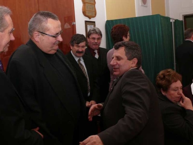 Edmund Kaczmarek przyjmuje gratulacje po wyborze go na stanowisko starosty jędrzejowskiego.
