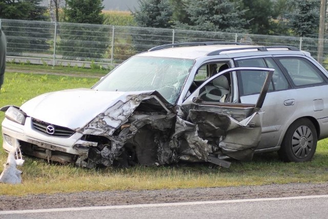 W piątek rano na drodze w Smoszewie pod Krotoszynem doszło do groźnego wypadku. Zderzyły się auto marki mazda oraz ciągnik z naczepą. Ranny kierowca osobówki trafił do szpitala.Przejdź do kolejnego zdjęcia ------>Ku przestrodze! Śmiertelne wypadki w Wielkopolsce: