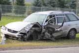 Groźny wypadek pod Krotoszynem: Auto uderzyło w ciągnik z naczepą. Jedna osoba ranna [ZDJĘCIA]