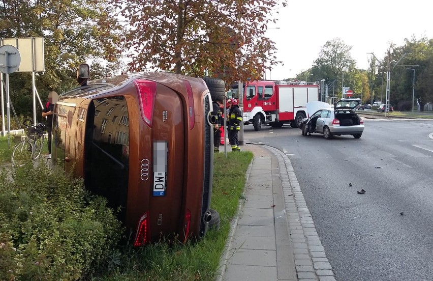 Wypadek na Ślężnej. Audi przewróciło się na bok