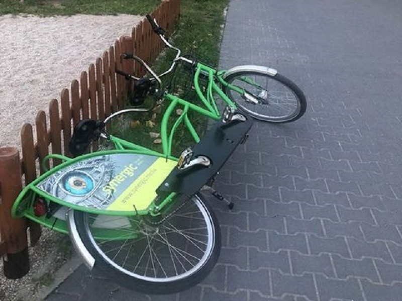 Porzucony rower na osiedlu Czarkowo w Zielonej Górze.