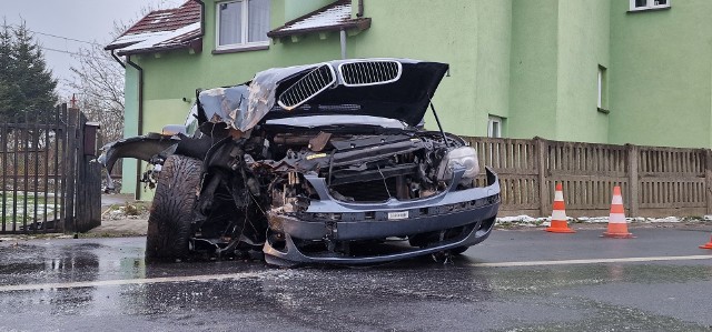 Kierujący samochodem marki BMW w kierunku Niekłonic nie zachował należytej ostrożności, zjechał z pasa jezdni i uderzył w drzewo