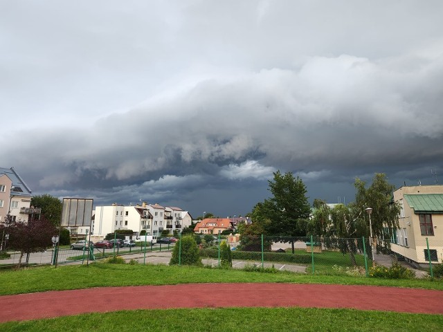 W piątek popołudniu nad Koszalin i region nadciągnęły burzowe chmury