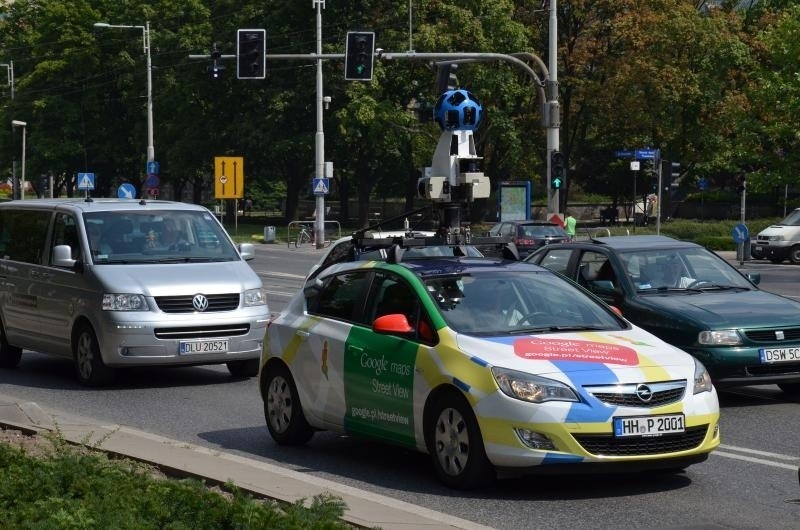 Auta Google na wrocławskich ulicach. Jedno utknęło w korku po wypadku na moście Grunwaldzkim (FOTO)