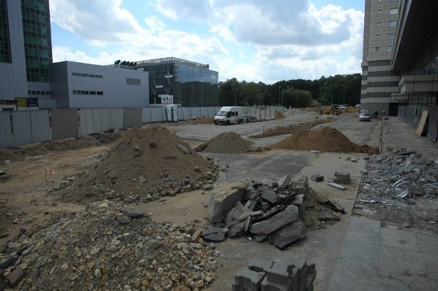 Ulica powstaje pomiędzy biurowcami Andersii, a Novotelem Poznań.