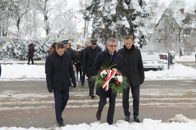 Przy Grobie Nieznanego Żołnierza w Chełmnie złożono kwiaty 103. rocznicę powrotu miasta do Wolnej Polski