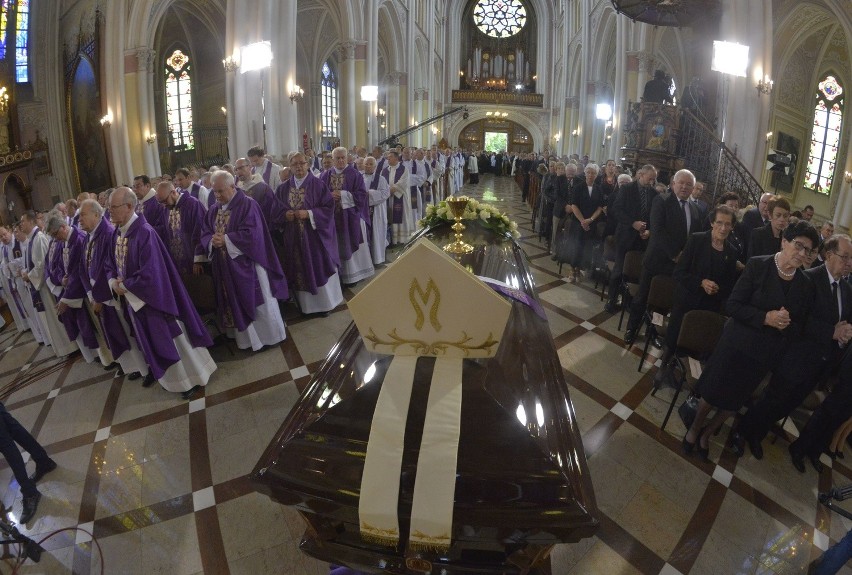 Pogrzeb apb Zimowskiego. Ciało spoczęło w katedrze w Radomiu