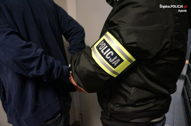 Policjanci z Katowic zatrzymali seryjnego włamywacza. Udało się to dzięki pomocy kobiety, która rozpoznała go w pociągu