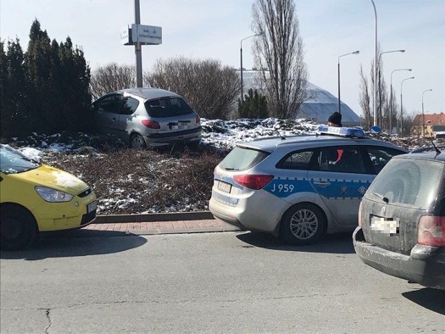 Policja otrzymała zgłoszenie o godz. 11.50. 51-kierowca peugeota zasłabł i wjechał na wysepkę na rondzie przy ulicy Sosnkowskiego. 