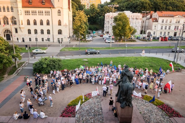 Nie ustaje „walka” o utrzymanie niezawisłości sądów i trójpodziału władzy zgodnej z Konstytucją RP. Pokojowe pikiety odbywały się w całym kraju, w odpowiedzi na przegłosowaną przez Sejm i Senat, a czwartek podpisaną przez prezydenta Andrzeja Dudę nowelizację ustaw sądowych. Trzeci raz w tym miesiącu pikietowano pod bydgoskim Sądem Okręgowym. Czwartkowy protest w Bydgoszczy zorganizował KOD.