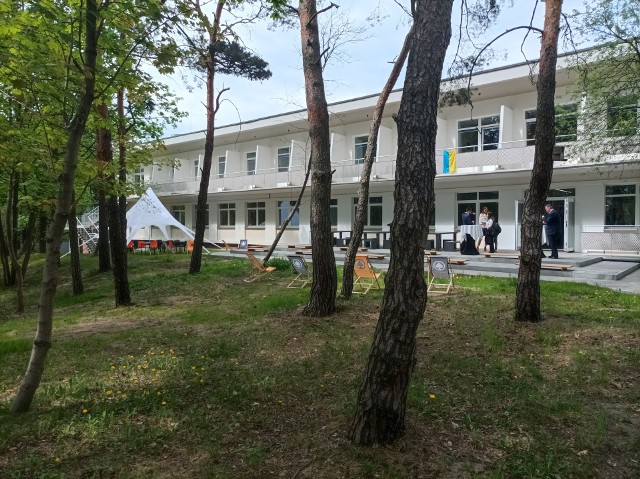 Otoczony zielenią budynek Instytutu Psychologii UMK.