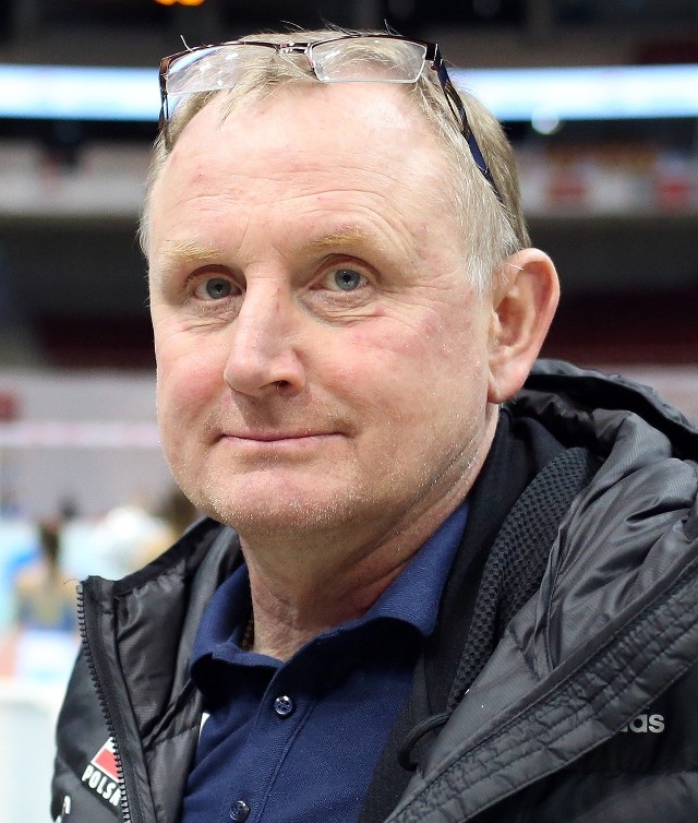 Trener Jacek Nawrocki prowadzi kadrę od 2 kwietnia 2015 roku. Wcześniej z powodzeniem prowadził zespoły męskie.