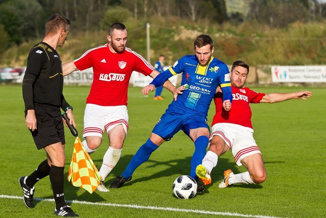 Ekoball Stal Sanok (na niebiesko) zremisował u siebie z KS-em Wiązownica 1:1.