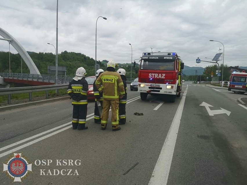 Wypadek w Kadczy. Jedna osoba trafiła do szpitala po zderzeniu dwóch osobówek [ZDJĘCIA]