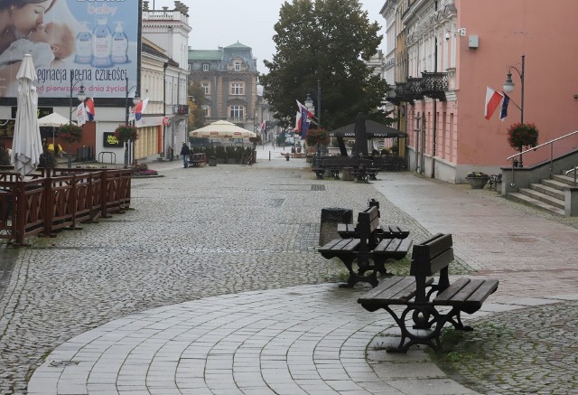 Od soboty, 24 października, cały kraj objęty został czerwoną strefą. Radom znalazł się w niej po raz pierwszy. Weszły nowe obostrzenia. Pozamykane zostały kawiarnie, baseny i restauracje. Na ulicach panuje niewielki ruch. Radomianie rzadziej opuszczają swoje mieszkania. Sprawdziliśmy jak wygląda centrum miasta w sobotnie przedpołudnie.>