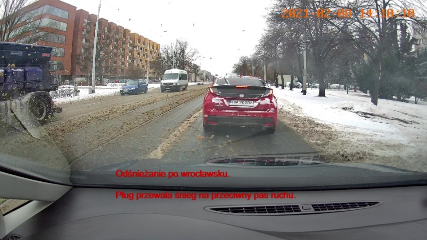 Niebezpieczny pług na ulicach Wrocławia. Lód i kamienie lecą prosto w samochody! [FILM]