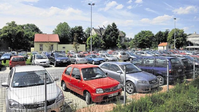 Park&ride w Wieliczce stał się tak popularny, że brakuje tam miejsc postojowych