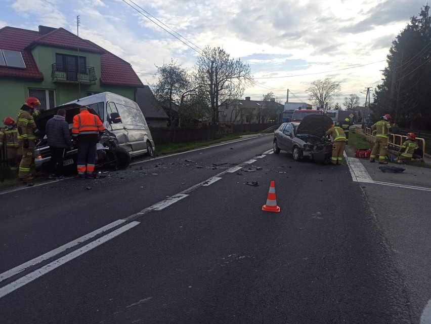 Wypadek na DK 78. Jedna osoba trafiła do szpitala; Zobacz...