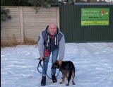 Krzysztof Miruć w Małym Bożym w gminie Stromiec. Znany architekt odwiedził miejscowe schronisko i zachęca do adopcji bezdomnych psów (WIDEO)