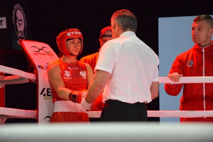 Sandra Drabik z Kielc wygrała walkę i ma już medal na 22. Mistrzostwach Polski Seniorek w boksie. Najlepsi pięściarze walczą w Zabrzu