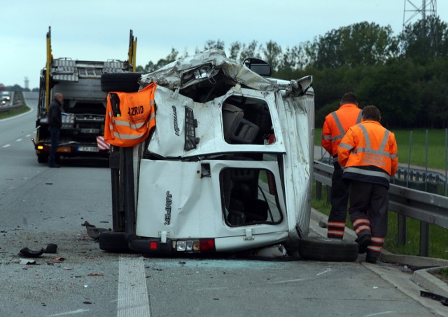 Samochód osobowy zderzył się z busem na DK 91.