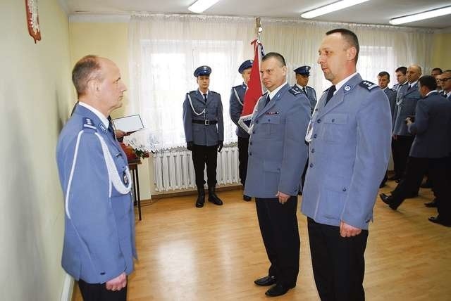 Wojciech Machelski (z prawej) zwolnił obowiązki komendanta, a przejął je Dariusz Borowiec (w środku)