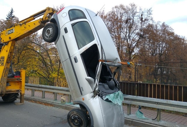 Opel corsa uderzył w barierkę w Czechowicach-Dziedzicach, kierowca wyszedł z auta o własnych siłach w bieliźnie