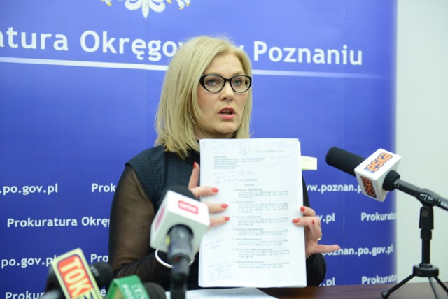 Magdalena Mazur-Prus, rzecznik prokuratory, prezentuje akt oskarżenia liczący 750 stron