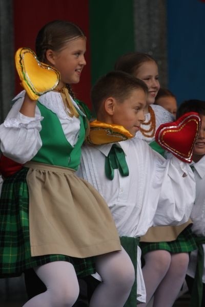 Na scenie możemy podziwiać zespoły dorosłych i dzieci. Wszystkie prezentacje gromadzą tłumy widzów. Występy odbywają się codziennie, od godz. 18, na Rynku Kościuszki.