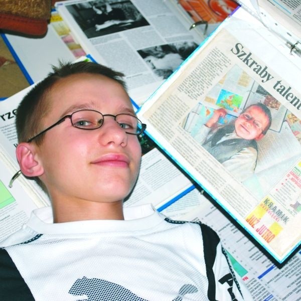 Dawid Walkiewicz ma dziś 13 lat. Minęło dokładnie pięć lat, od kiedy był opisywany we "Współczesnej&#8221; jako jeden z trzech młodych geniuszy. Na zdj. Dawid z zachowaną gazetą sprzed 5 lat z sobą na 1. stronie.