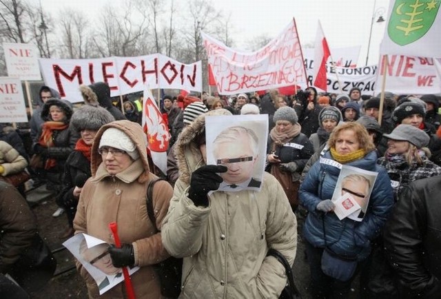 Samorządowcy z Ostrowi zawieźli transparent z napisem w obronie sądu i herbem miasta