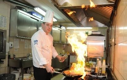 Kucharze potrafią wyczarować niezłe widowisko - mówi Radosław Danielak, szef toruńskich kucharzy