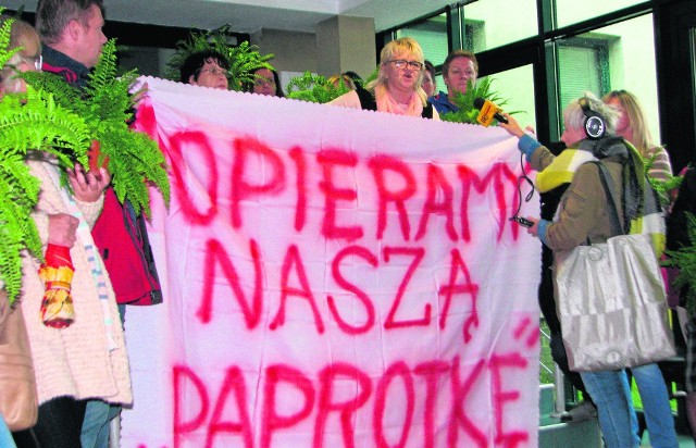 Kiedy pojawiły się informacje, że Józef Burdziak chce odwołania Izabeli Paprotnej, załoga szpitala zaczęła protestować. Zorganizowano happening w starostwie, na który przyniesiono paprotki