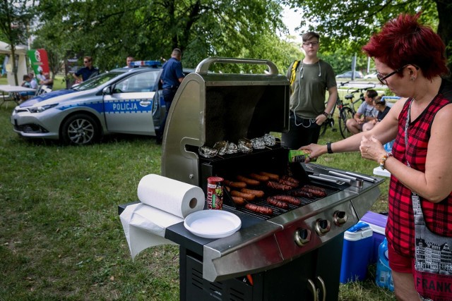 Grillowanie to jedna z najczęstszych form spędzania wolnego czasu Polaków. Najpopularniejsze dania to oczywiście kiełbaski i karkówka.