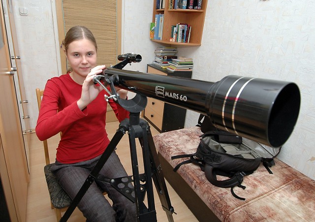 Elżbieta Bogucka wszystko co wie o astronomii zawdzięcza książkom i temu teleskopowi.