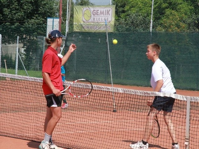 Mimo ogromnego upału na kortach przy ulicy Prostej w Kielcach młodzi adepci tenisa ćwiczyli swoje umiejętności.